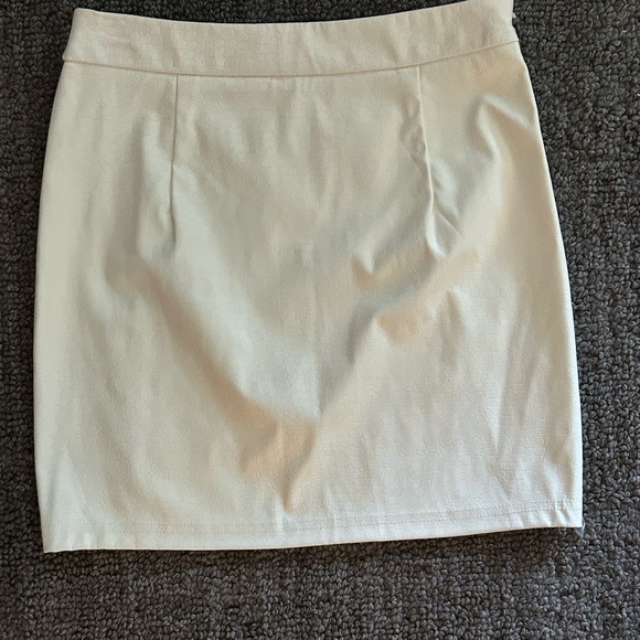 Shein Side Zip Monochrome White Snakeskin Pattern Miniskirt Size S - Picture 2 of 7